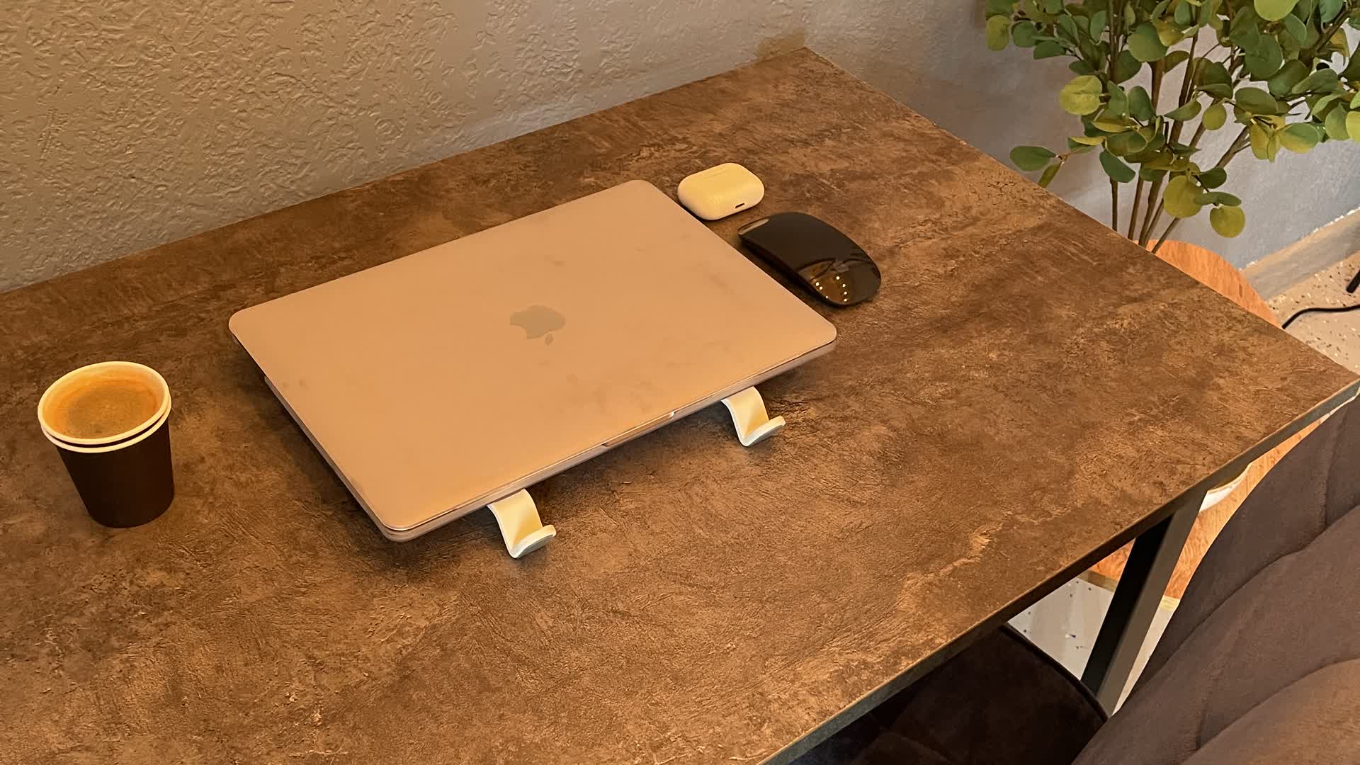 Рабочая зона студии с MacBook и кофе для подготовки между блоками